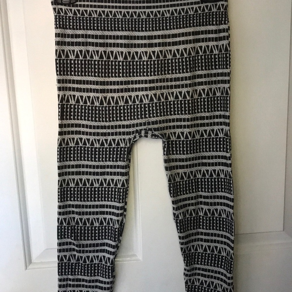 B&W Geometric Patterned Leggings (Hight Waisted)